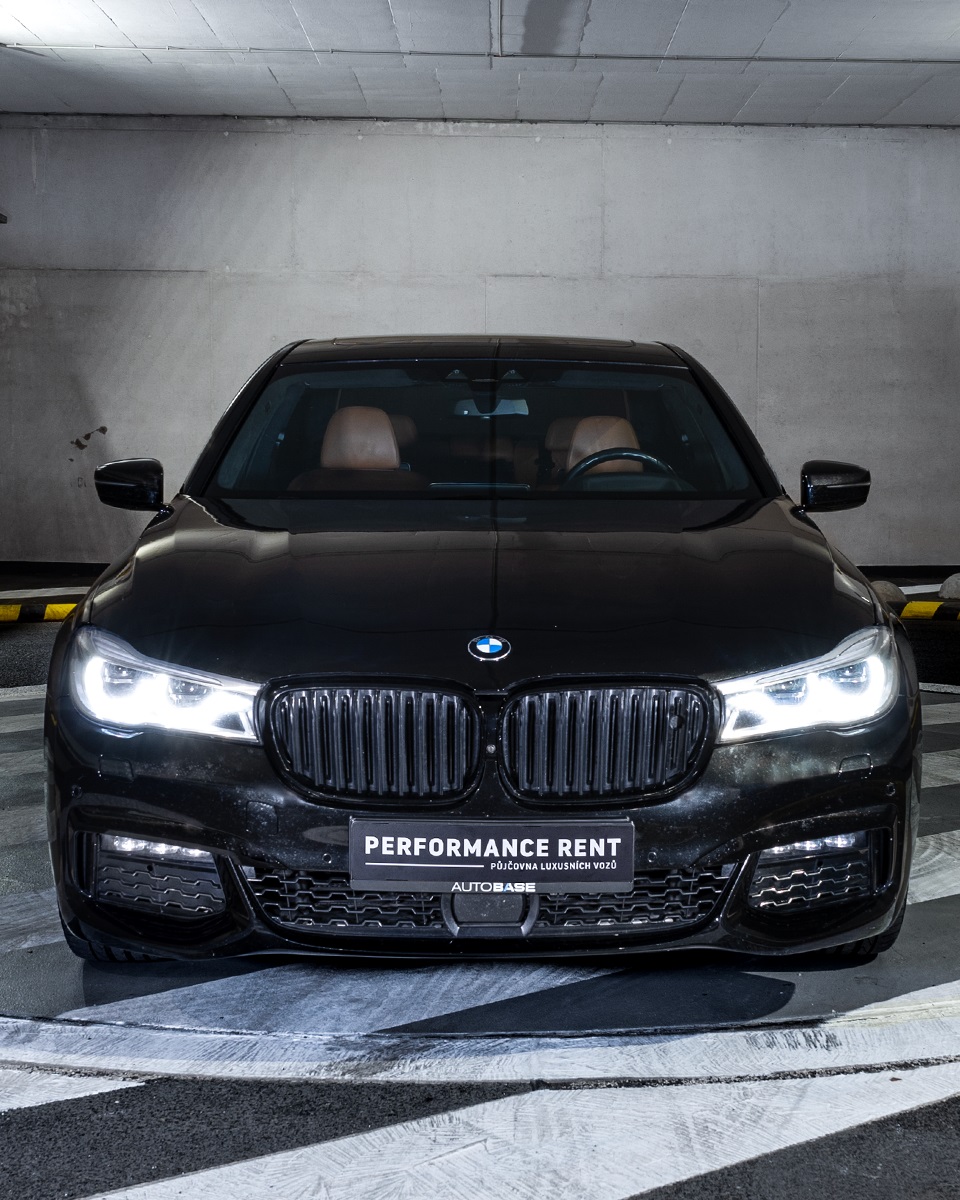 Pronájem BMW 730d xDrive v půjčovně sportovních a luxusních vozů Performance Rent Praha