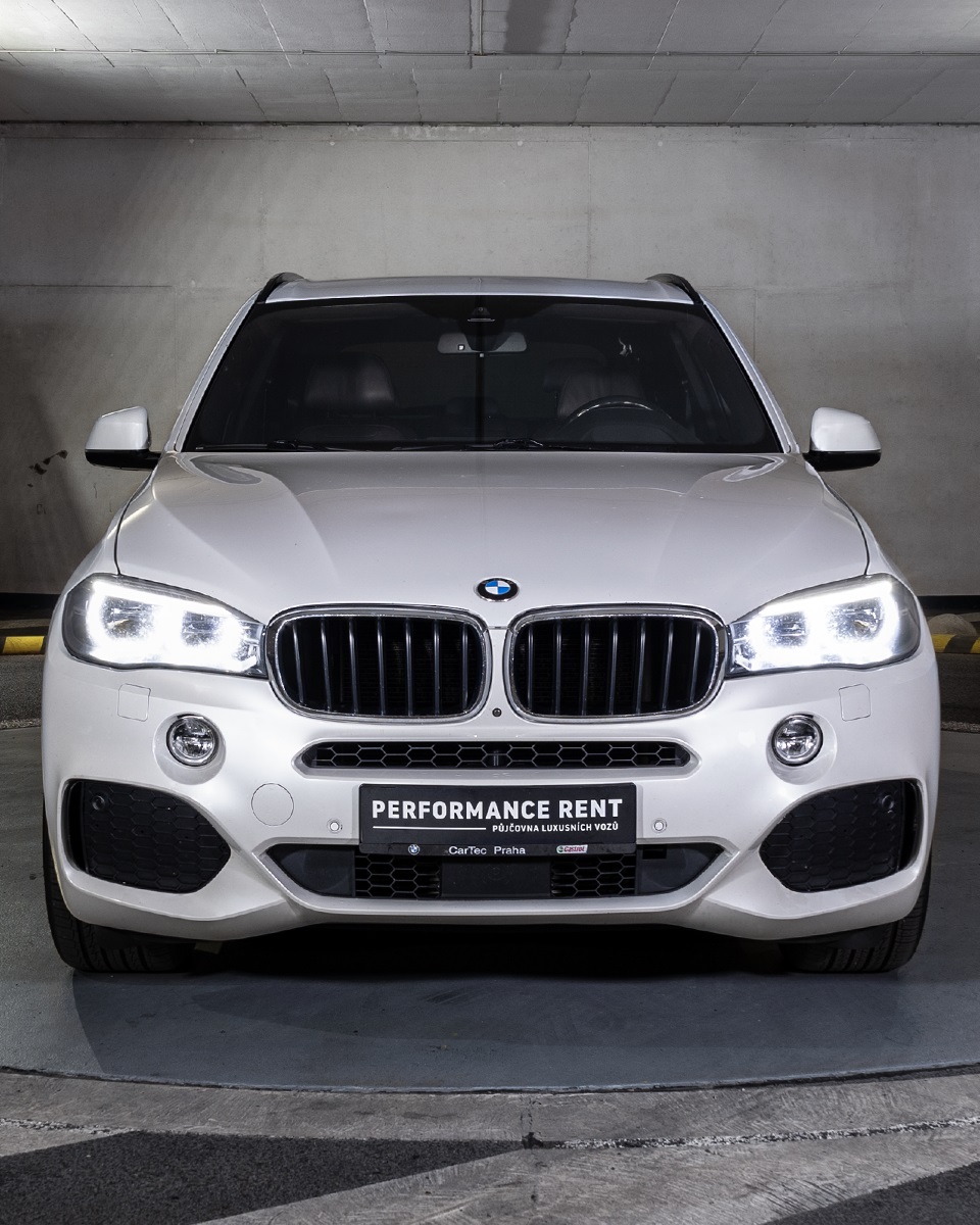 Pronájem BMW X5 3,0 xDrive 30d v půjčovně sportovních a luxusních vozů Performance Rent Praha