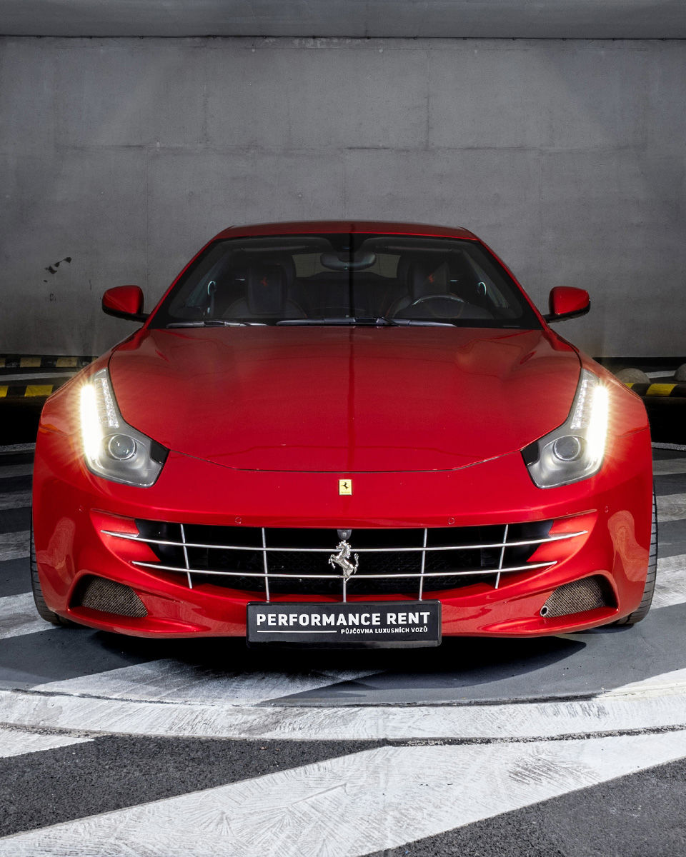 Pronájem Ferrari FF v půjčovně sportovních a luxusních vozů Performance Rent Praha