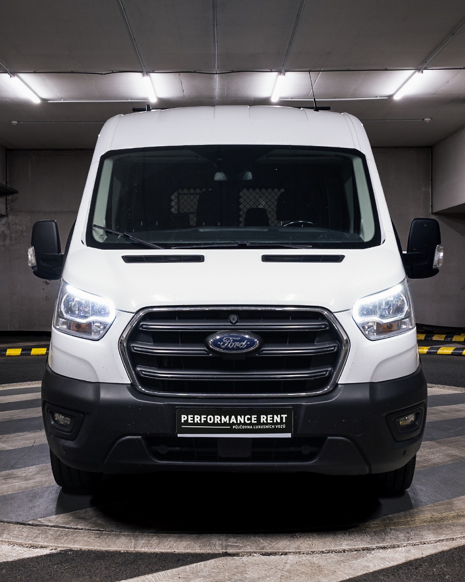 Pronájem Ford Transit v půjčovně sportovních a luxusních vozů Performance Rent Praha