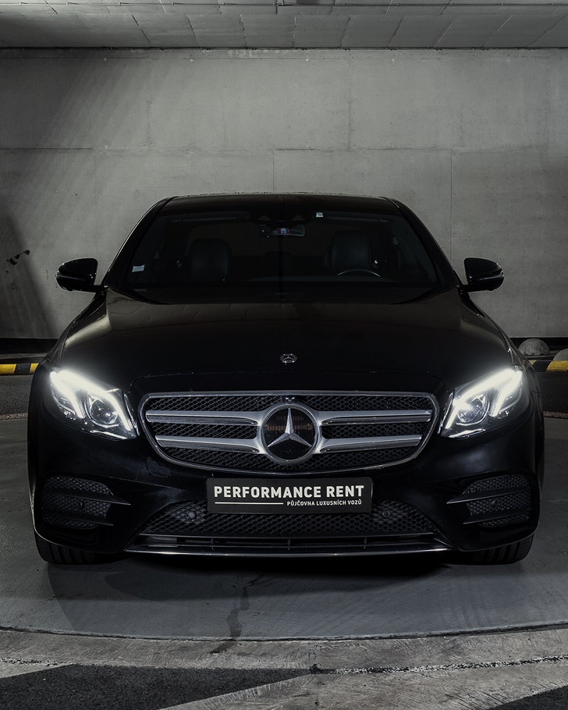 Pronájem Mercedes-Benz E350d 4matic v půjčovně sportovních a luxusních vozů Performance Rent Praha