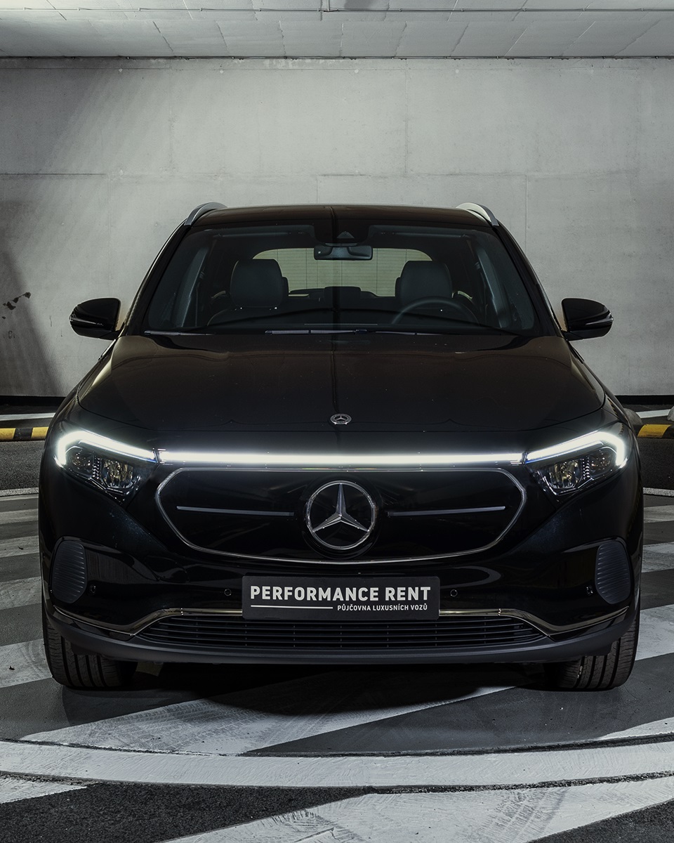 Pronájem Mercedes-Benz EQA 250 v půjčovně sportovních a luxusních vozů Performance Rent Praha