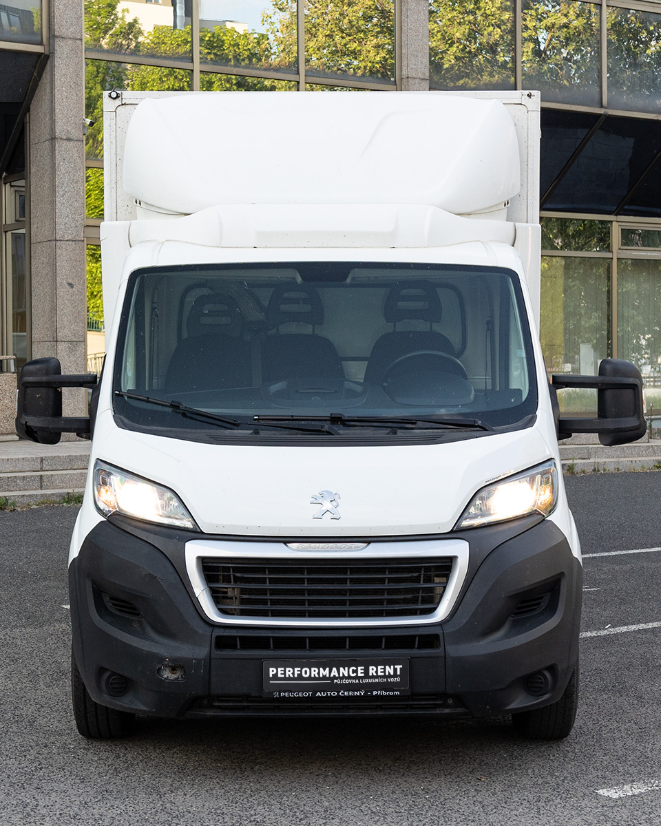 Pronájem Peugeot Boxer v půjčovně sportovních a luxusních vozů Performance Rent Praha